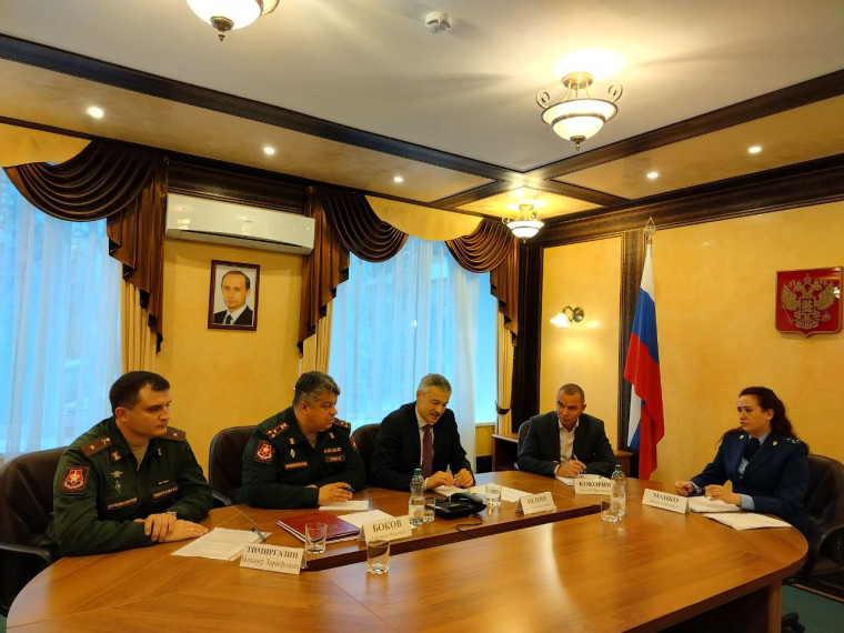 В приемной Президента Российской Федерации в Кировской области прошла «прямая телефонная линия» по вопросам осеннего призыва на военную службу.. В приемной Президента Российской Федерации в Кировской области прошла «прямая телефонная линия» по вопросам осеннего призыва на военную службу..